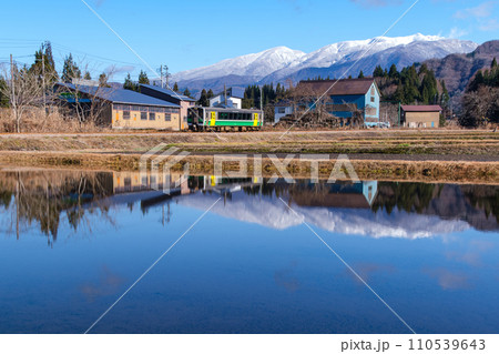 守門岳と列車 110539643