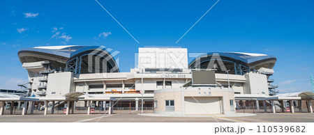 「埼玉県」快晴の青空と埼玉スタジアム2002の風景 「埼玉県」快晴の青空と埼玉スタジアム2002の風景 110539682