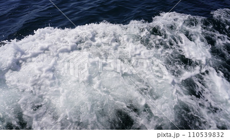 【日本】船上から見る白波（東京湾　神奈川） 110539832