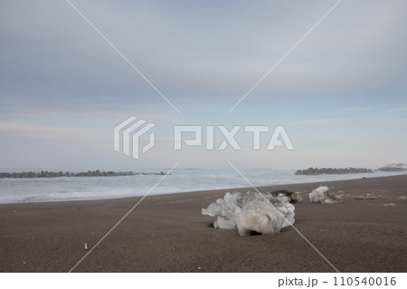 早春の海辺に残された流氷のかけら 110540016