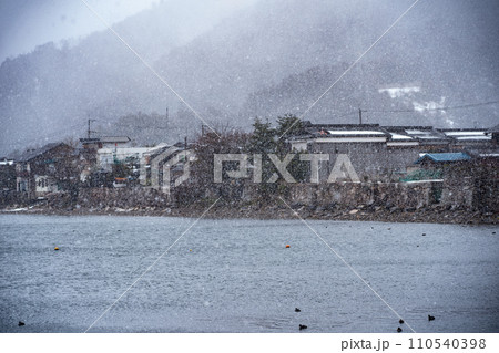 湖北の滋賀県高島市マキノ町海津浜の雪降る古い集落を撮影 湖北の滋賀県高島市マキノ町海津浜の雪降る古い集落を撮影 110540398