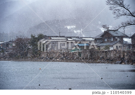 湖北の滋賀県高島市マキノ町海津浜の雪降る古い集落を撮影 110540399