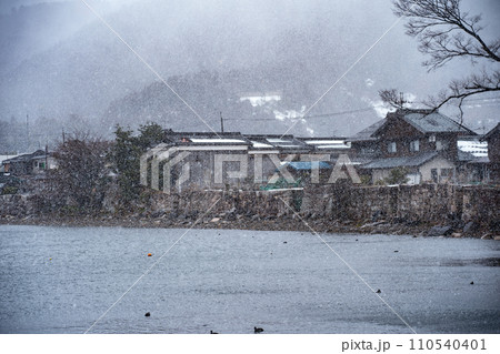 湖北の滋賀県高島市マキノ町海津浜の雪降る古い集落を撮影 湖北の滋賀県高島市マキノ町海津浜の雪降る古い集落を撮影 110540401