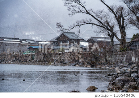 湖北の滋賀県高島市マキノ町海津浜の雪降る古い集落を撮影 110540406