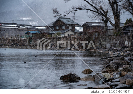 湖北の滋賀県高島市マキノ町海津浜の雪降る古い集落を撮影 湖北の滋賀県高島市マキノ町海津浜の雪降る古い集落を撮影 110540407