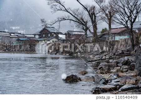 湖北の滋賀県高島市マキノ町海津浜の雪降る古い集落を撮影 110540409