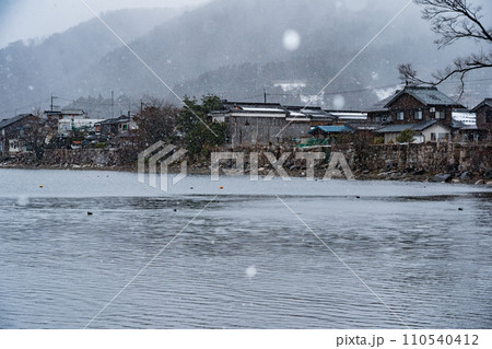湖北の滋賀県高島市マキノ町海津浜の雪降る古い集落を撮影 110540412