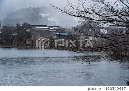 湖北の滋賀県高島市マキノ町海津浜の雪降る古い集落を撮影 110540417