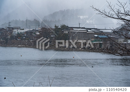 湖北の滋賀県高島市マキノ町海津浜の雪降る古い集落を撮影 110540420