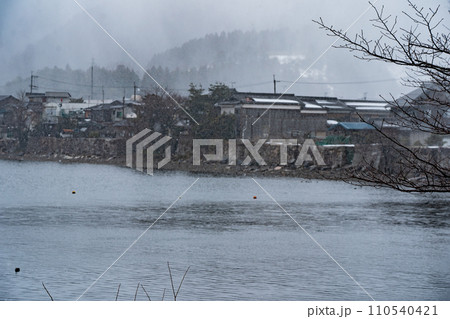 湖北の滋賀県高島市マキノ町海津浜の雪降る古い集落を撮影 110540421