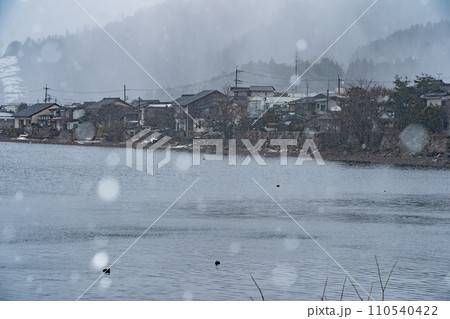 湖北の滋賀県高島市マキノ町海津浜の雪降る古い集落を撮影 110540422