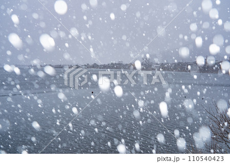 湖北の滋賀県高島市マキノ町海津浜の雪降る古い集落を撮影 湖北の滋賀県高島市マキノ町海津浜の雪降る古い集落を撮影 110540423