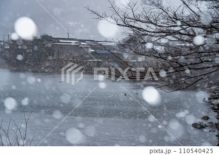 湖北の滋賀県高島市マキノ町海津浜の雪降る古い集落を撮影 110540425