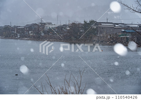 湖北の滋賀県高島市マキノ町海津浜の雪降る古い集落を撮影 110540426