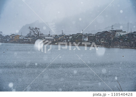 湖北の滋賀県高島市マキノ町海津浜の雪降る古い集落を撮影 110540428