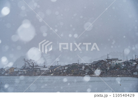 湖北の滋賀県高島市マキノ町海津浜の雪降る古い集落を撮影 湖北の滋賀県高島市マキノ町海津浜の雪降る古い集落を撮影 110540429