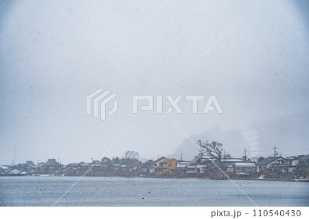 湖北の滋賀県高島市マキノ町海津浜の雪降る古い集落を撮影 110540430