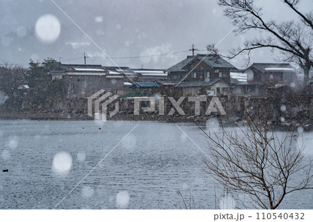 湖北の滋賀県高島市マキノ町海津浜の雪降る古い集落を撮影 湖北の滋賀県高島市マキノ町海津浜の雪降る古い集落を撮影 110540432