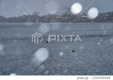 湖北の滋賀県高島市マキノ町海津浜の雪降る古い集落を撮影 湖北の滋賀県高島市マキノ町海津浜の雪降る古い集落を撮影 110540440