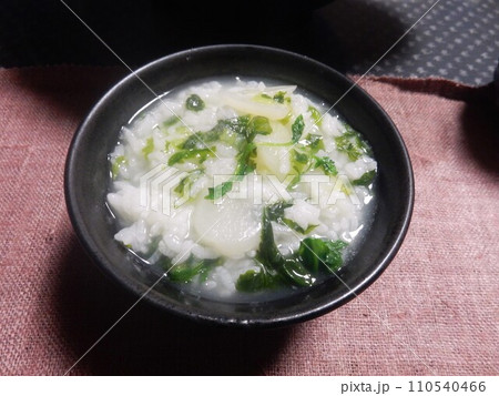 七草粥 熱々のお粥 七草粥 熱々のお粥 110540466