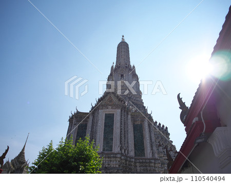 タイ　バンコク　ワット・アルン　5月の晴れの日 110540494