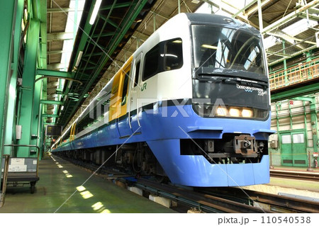 車両基地に停車する255系特急形電車 110540538