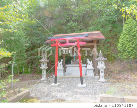 小さな稲荷神社 110541187