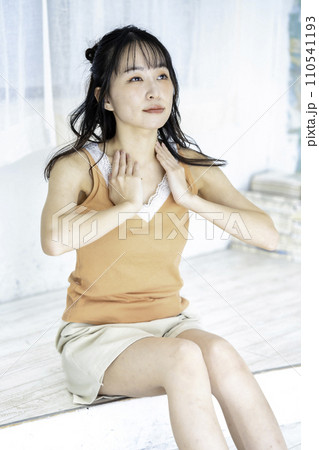 スキンケアをする若い女性 スキンケアをする若い女性 110541193