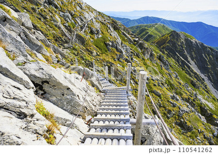 北岳山腹のトラバース道の桟道 北岳山腹のトラバース道の桟道 110541262