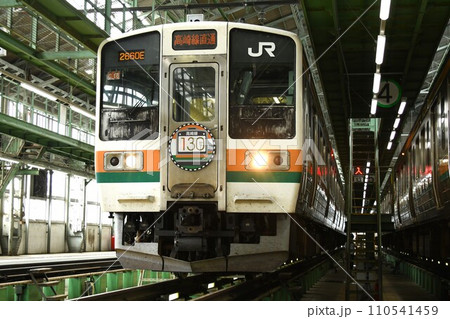 車両基地に停車する高崎線直通表示の211系（高崎線130周年ヘッドマーク掲出） 110541459