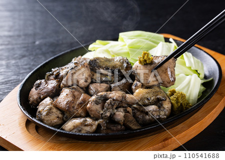 柚子胡椒をつけて地鶏を食べる 110541688