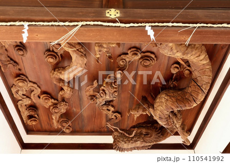 拝殿天井から見守る巨大な龍の彫物が見事な瀧尾神社 110541992