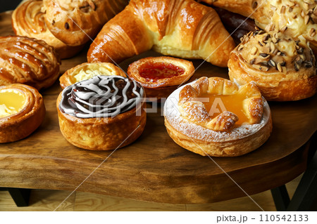 種類様々なデニッシュペストリー 種類様々なデニッシュペストリー 110542133