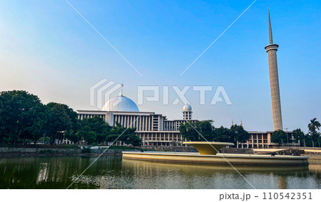 イスティクラル･モスク。インドネシアのジャカルタのモスク。 110542351