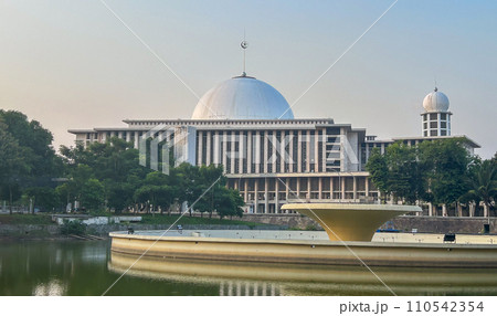 インドネシアのジャカルタのイスティクラル・モスクと池と噴水 インドネシアのジャカルタのイスティクラル・モスクと池と噴水 110542354