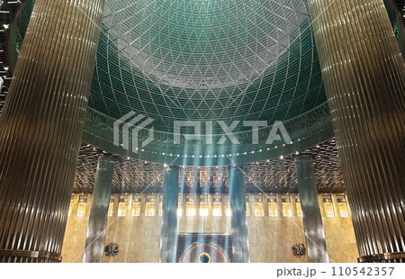 神聖なイスティクラルモスクのドーム 110542357