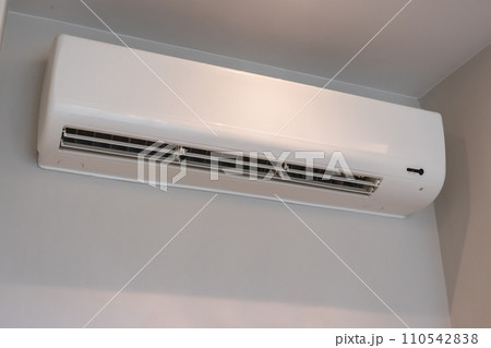 Air conditioner on white wall room interior background 110542838