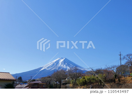 山梨県 富士吉田から見る富士山 山梨県 富士吉田から見る富士山 110543497