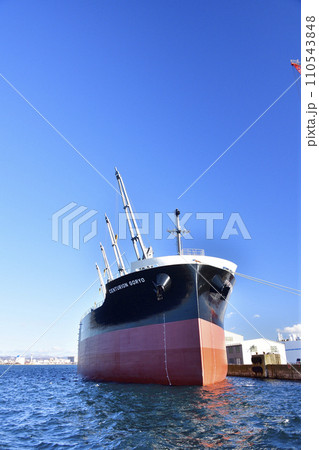 冬の北海道函館市函館港函館ドックで修繕中の貨物船の風景を撮影 冬の北海道函館市函館港函館ドックで修繕中の貨物船の風景を撮影 110543848