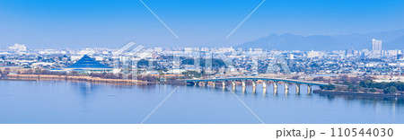 琵琶湖 湖畔 の 街 草津市 は京都大阪の ベッドタウン 衛星都市 【 滋賀県 の 都市風景 】 琵琶湖 湖畔 の 街 草津市 は京都大阪の ベッドタウン 衛星都市 【 滋賀県 の 都市風景 】 110544030