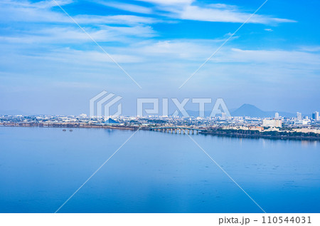 琵琶湖 湖畔 の 街 草津市 は京都大阪の ベッドタウン 衛星都市 【 滋賀県 の 都市風景 】 琵琶湖 湖畔 の 街 草津市 は京都大阪の ベッドタウン 衛星都市 【 滋賀県 の 都市風景 】 110544031