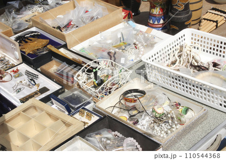 露店でのアクセサリーの販売 露店でのアクセサリーの販売 110544368