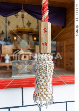 和イメージ　神社の鈴緒 110544476