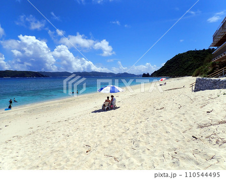 沖縄・慶良間諸島・座間味・阿嘉島北浜（ニシバマ）ビーチ 110544495