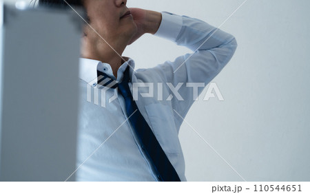 仕事に疲れるビジネスマン 仕事に疲れるビジネスマン 110544651