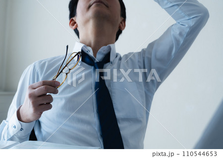 仕事に疲れるビジネスマン 仕事に疲れるビジネスマン 110544653