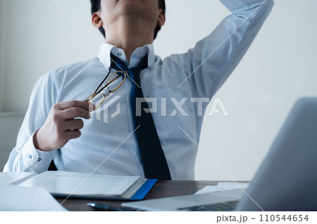仕事に疲れるビジネスマン 仕事に疲れるビジネスマン 110544654
