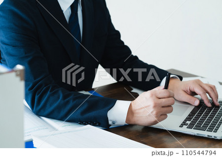 事務処理をするビジネスマンの手元 事務処理をするビジネスマンの手元 110544794