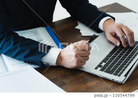 事務処理をするビジネスマンの手元 事務処理をするビジネスマンの手元 110544799