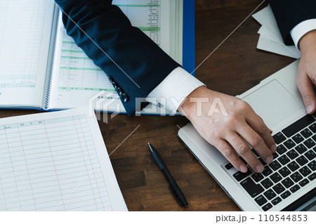 事務処理をするビジネスマンの手元 110544853